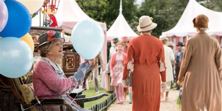 Was Angela Lansbury's Balloon Lady In The Original Mary Poppins?